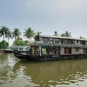 Hotel Oyo 23434 Royal Palace 4bhk Premium Houseboat Alappuzha